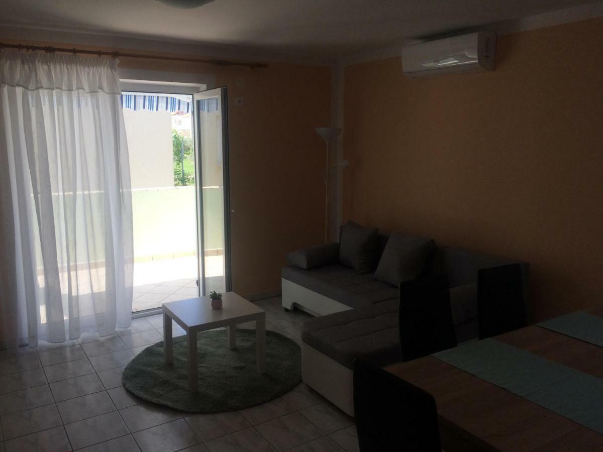 Obiteljski Apartman Filip U Blizini Plaze Za Djecu Palit Buitenkant foto