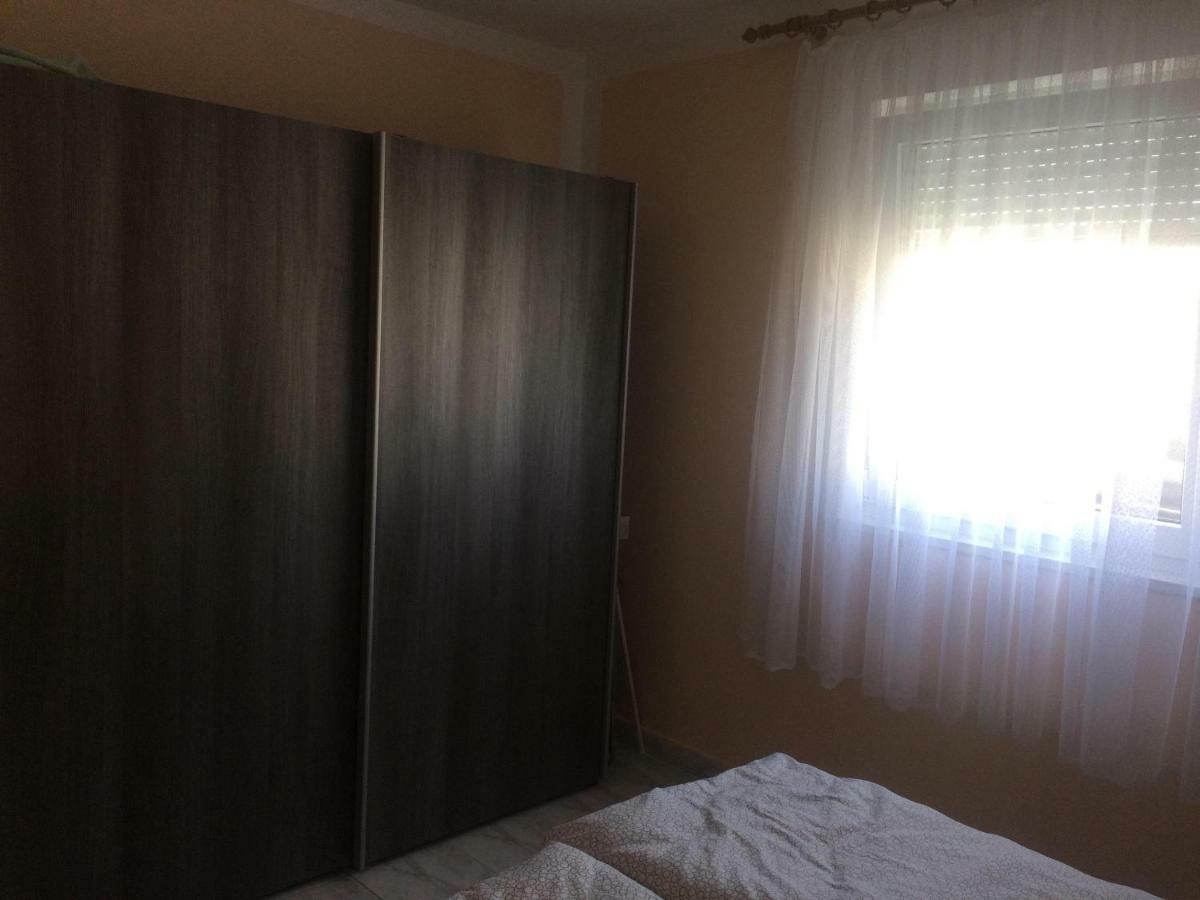 Obiteljski Apartman Filip U Blizini Plaze Za Djecu Palit Buitenkant foto